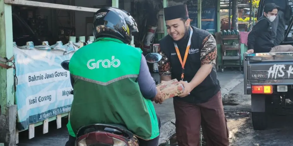 Yayasan Asterra Indonesia Peduli Bagikan 150 Takjil untuk Masyarakat Godean